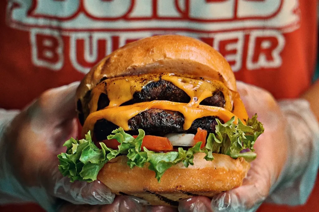 A cheddar népszerű kelléke a hamburgereknek, cheeseburgereknek.
