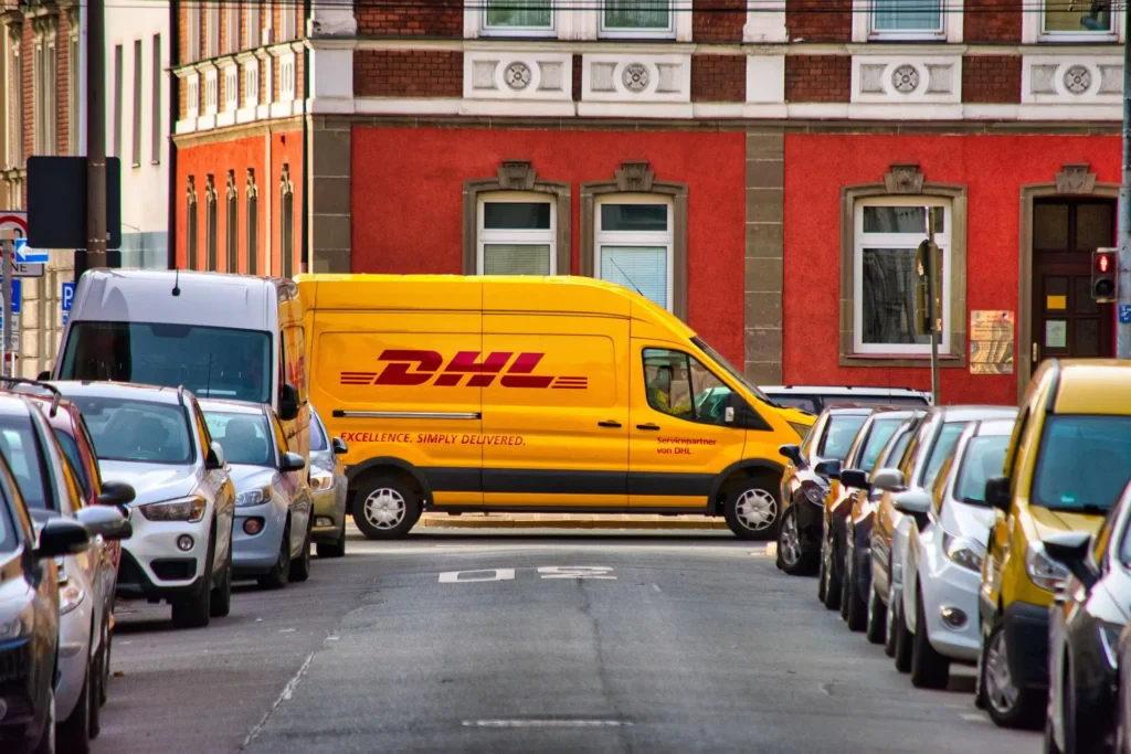 Munkában a DHL, az egyik legnagyobb futárszolgálat.