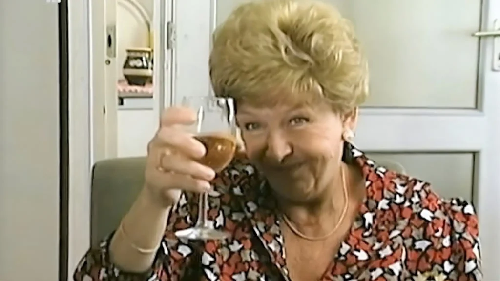 Janka néni (Pásztor Erzsi) iszik a Szomszédok sorozatban