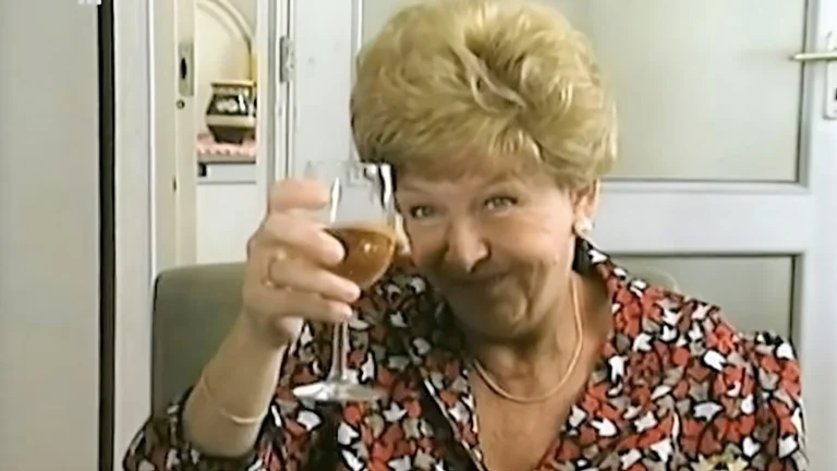 Janka néni (Pásztor Erzsi) iszik a Szomszédok sorozatban